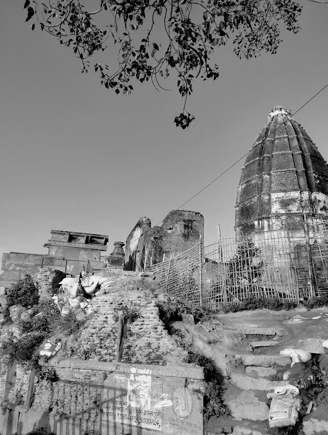 Monochrome image of a monument